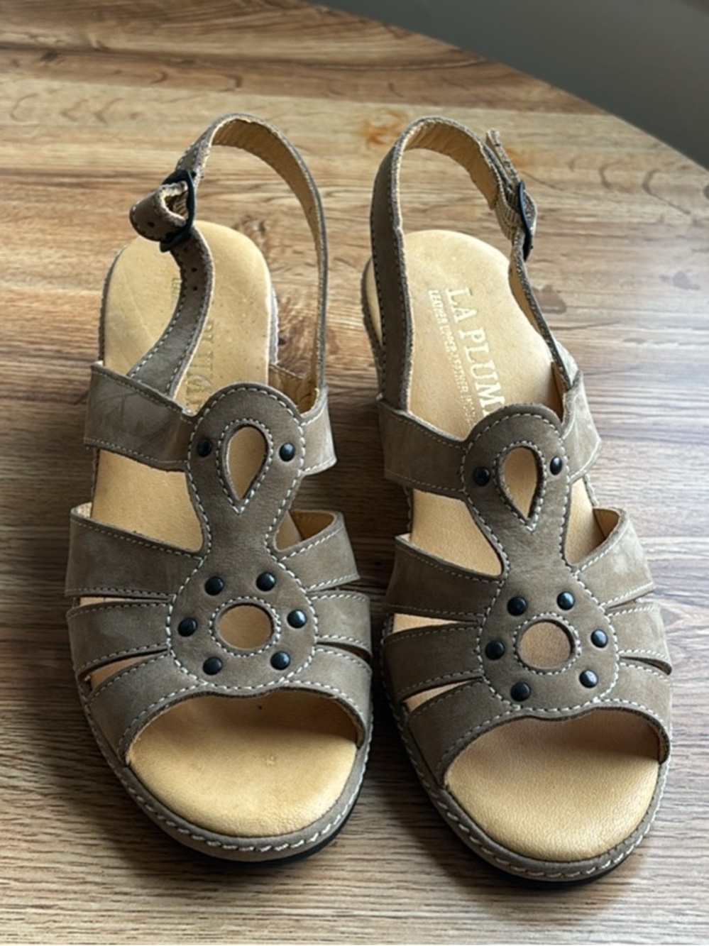 New La Plume Leather Wedge Sandals Size 38/7.5 (A-8)